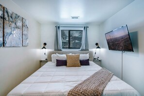2 bedrooms, iron/ironing board, free WiFi, bed sheets