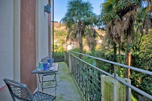 Outdoor dining - Ortensia Apartment in Villa Jejia (Lesa)