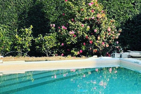 Een seizoensgebonden buitenzwembad