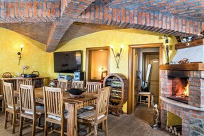 Familienapartment, Mehrere Schlafzimmer, Bergseite (Mt Krvavec Apartment Story) | Speisen