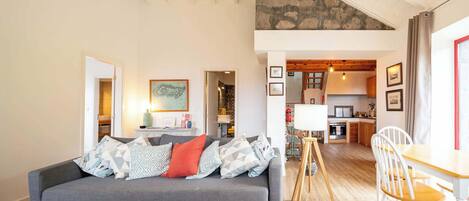 Televisión, chimenea y oficina