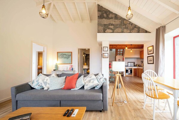 Televisión, chimenea y oficina 