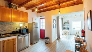 Een koelkast, een magnetron, een oven, een kookplaat