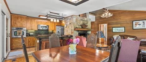 Una cocina moderna con armarios de madera, electrodomésticos de acero inoxidable y una chimenea de piedra.
