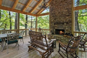Outdoor dining - Wildwood Mountain Cottage | Covered Deck and Wood Burning Fireplace (Highlands)