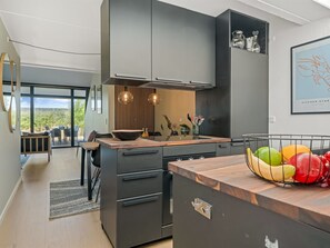 KylskÄp, mikrovÄgsugn, diskmaskin och grytor/köksredskap