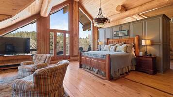 9 bedrooms, desk, iron/ironing board, travel crib