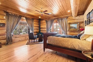 9 soverom, skrivebord, strykejern/-brett og reiseseng for barn