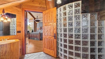 9 soverom, skrivebord, strykejern/-brett og reiseseng for barn