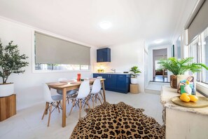 Dining - The Palmer Cove - Stylish, Central (Dubbo)