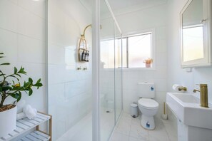 Douche, séchoir à cheveux, serviettes fournies, shampooing