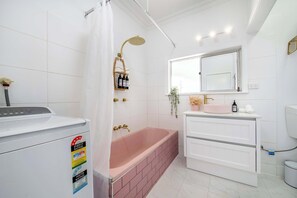 Een douche, een haardroger, handdoeken, shampoo