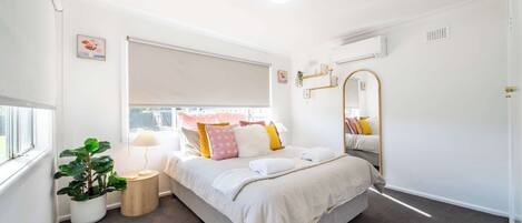 3 slaapkamers, een strijkplank/strijkijzer, reisbedje, wifi