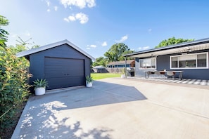 Outdoor dining - The Palmer Cove - Stylish, Central (Dubbo)