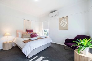3 bedrooms, iron/ironing board, travel cot, WiFi - The Palmer Cove - Stylish, Central (Dubbo)