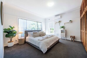 3 bedrooms, iron/ironing board, travel cot, WiFi - The Palmer Cove - Stylish, Central (Dubbo)