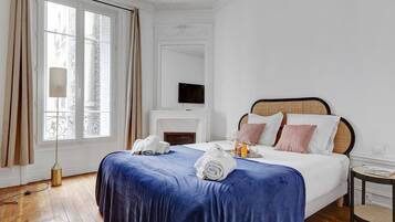 2 bedrooms, internet, bed sheets