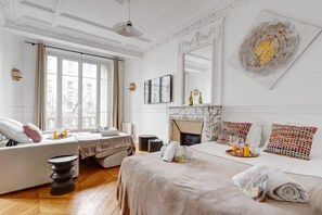 2 bedrooms, internet, bed sheets