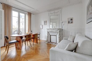 TV, fireplace - 319 Suff2D - Cozy apartment view Eiffel Tower (Paris)