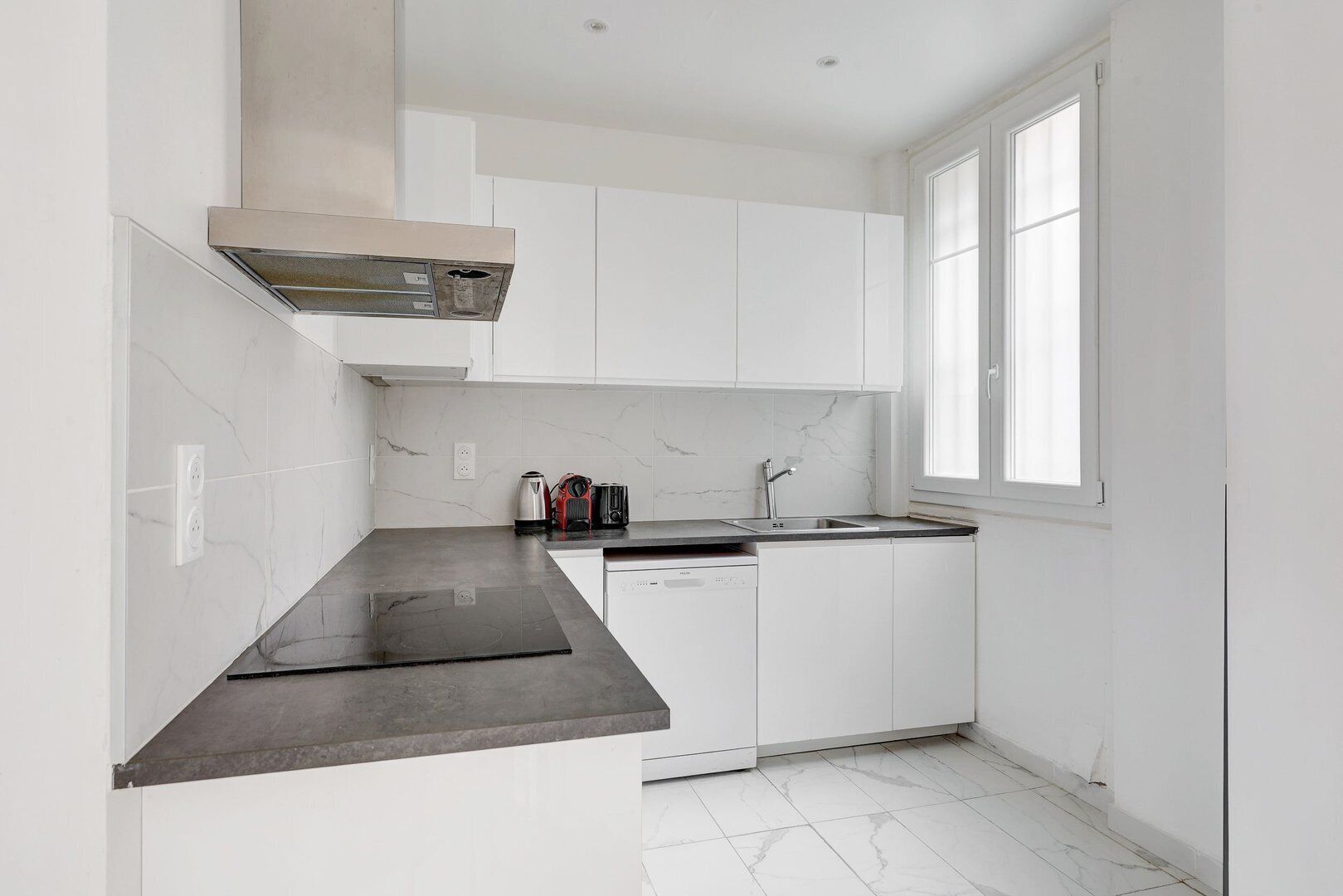 Fridge, oven, dishwasher, coffee/tea maker