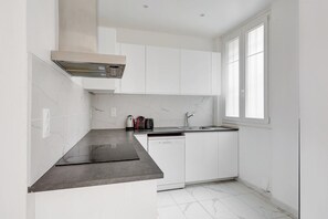 Fridge, oven, dishwasher, coffee/tea maker