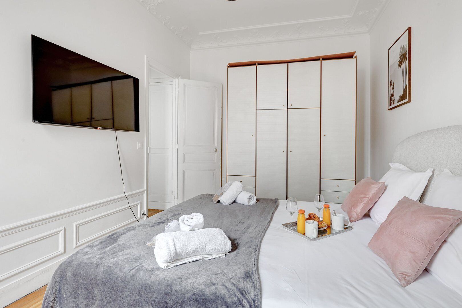 2 bedrooms, internet, bed sheets