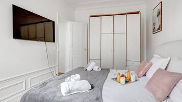 2 bedrooms, internet, bed sheets