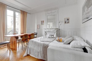 2 bedrooms, internet, bed sheets