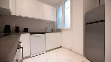 Réfrigérateur, four, lave-vaisselle, cafetière/bouilloire