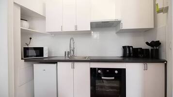 Kühlschrank, Mikrowelle, Ofen, Wasserkocher mit Kaffee-/Teezubehör