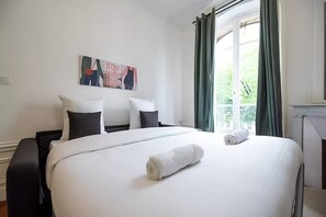 1 dormitorio, tabla de planchar con plancha, wifi y ropa de cama