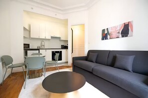 Una televisión, una chimenea