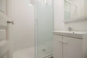 Douche, séchoir à cheveux, serviettes fournies, savon