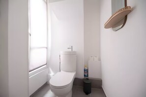 Shower, hair dryer, towels, soap - TheBlueStay 316 - Apartment with Eiffel Tower view (Paris)