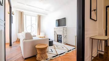 Télévision, cheminée