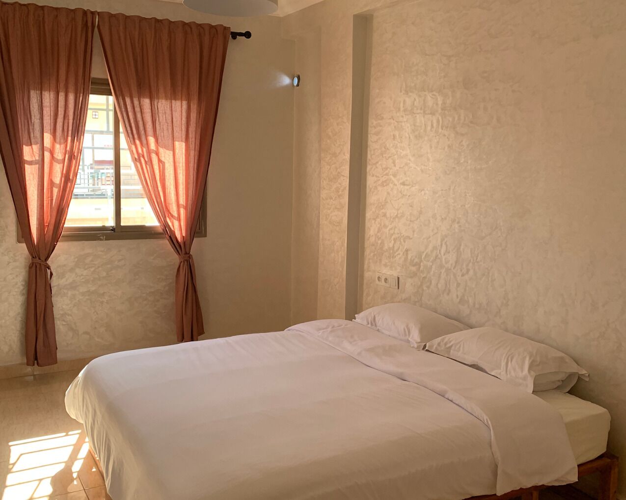 2 habitaciones, tabla de planchar con plancha, wifi y ropa de cama 