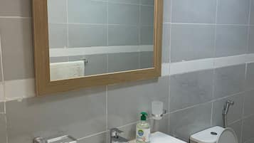 Ducha, toallas, jabón, shampoo