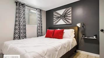 2 makuuhuonetta, tallelokero huoneessa, silitysrauta/-lauta