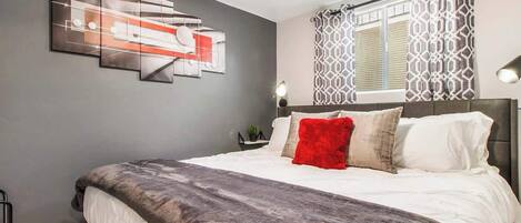 2 soveværelser, pengeskab på værelset, strygejern/strygebræt