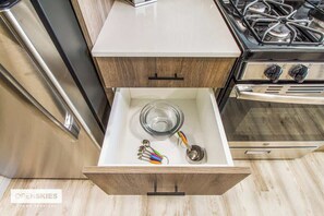 Batterie de cuisine, vaisselle et ustensiles