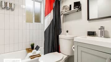 Hiustenkuivaaja, pyyhkeet, saippua, sampoo