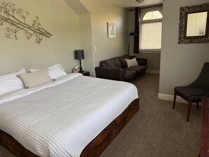 5 slaapkamers, een bureau, een strijkplank/strijkijzer, reisbedje