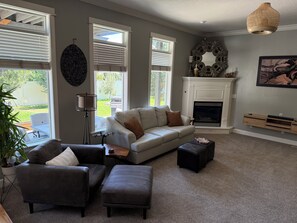 スマートテレビ、暖炉、卓球台、書庫