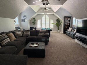 Smart TV, fireplace, ping pong, stereo