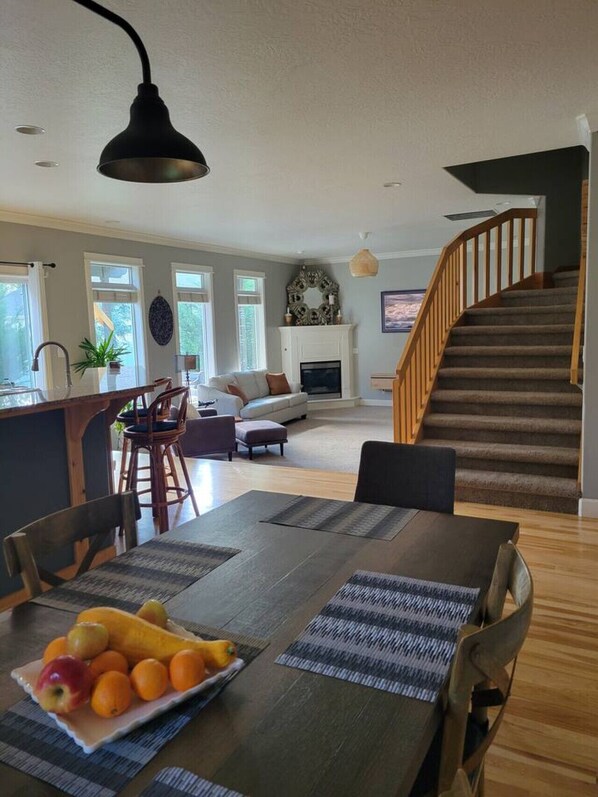 Smart TV, fireplace, table tennis, stereo