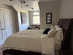 4 bedrooms, desk, iron/ironing board, travel crib