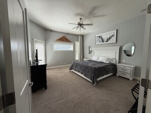 4 camere, una scrivania, ferro/asse da stiro, culla da viaggio