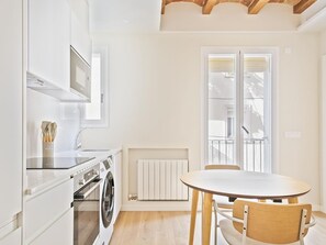 Fridge, microwave, oven, coffee/tea maker - Winahost La Barceloneta (Barcelona)