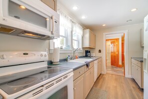 Fridge, microwave, stovetop, dishwasher
