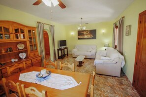 Télévision, lecteur de DVD, chaîne hi-fi